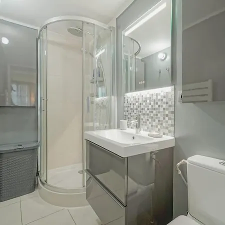 2 Bedroom With The Location Of In 2nd Arr Apartment *